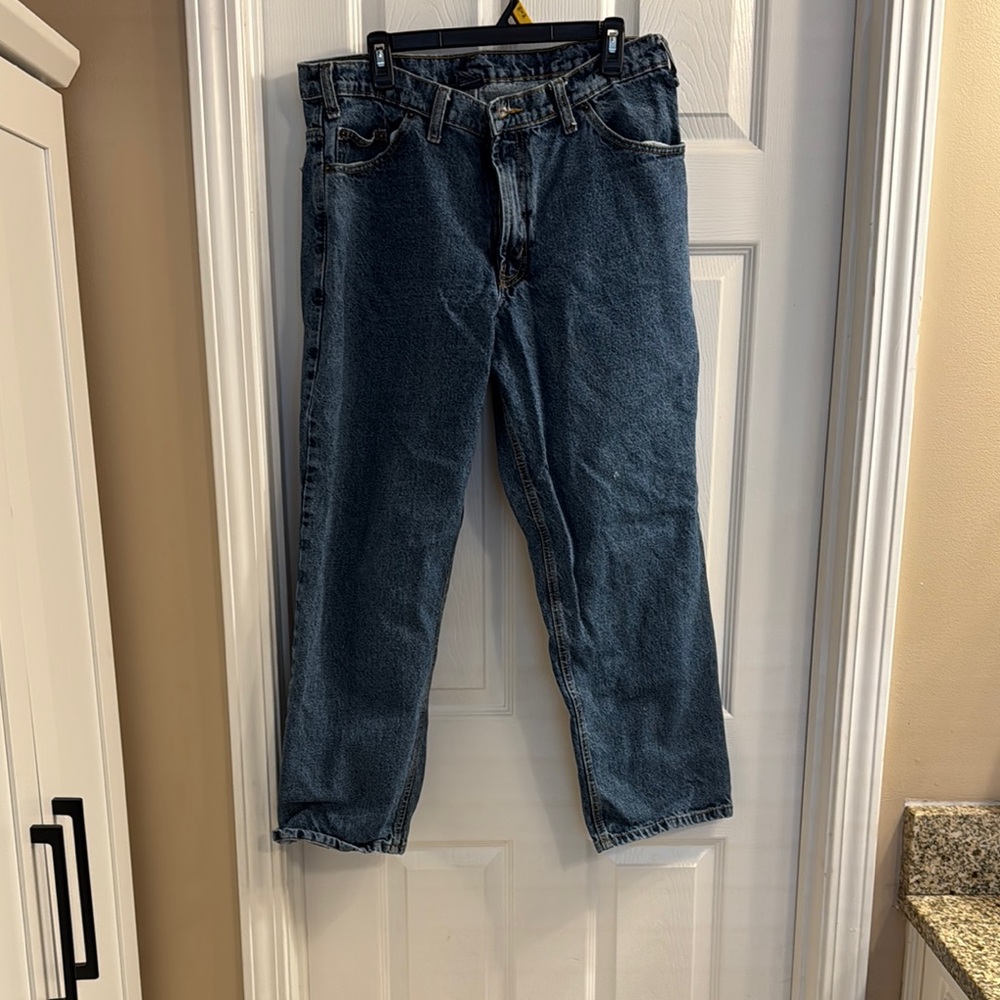 Relaxed Blue Jeans with Cropped Length and Classic Wash